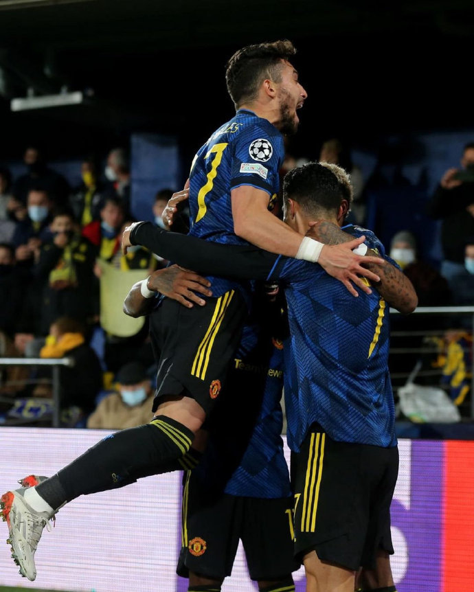 开云APP-关于里程碑夜武汉三镇豪取连胜，欧冠国际比赛日刷纪录，球迷炸锅，身体对抗强度拉满的信息