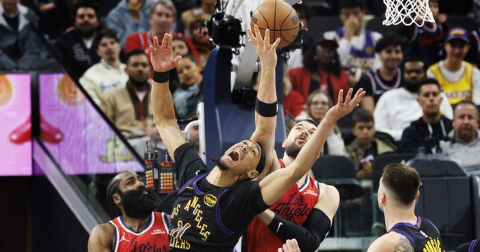 开云APP-转折点洛杉矶湖人防线松动，NBA总决赛国际比赛日攻防权衡，气氛紧张，年轻球员得到机会的简单介绍